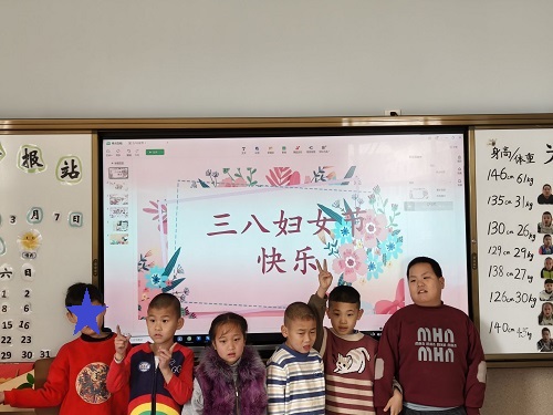 進(jìn)行三八節(jié)活動.jpeg
