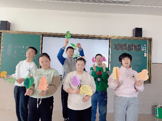 繪畫(huà)與手工《樹(shù)朋友》.JPG